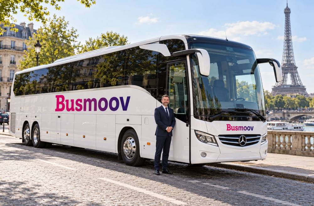Autocar Busmoov con conductor junto al Sena y la torre Eiffel en París
